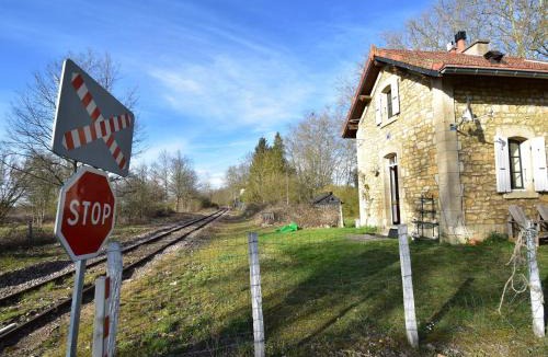 Montaron House | Cottage in France with Garden near Lake
