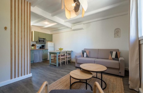 La Roque-sur-Pernes House | Cottage with views in a quiet setting n13