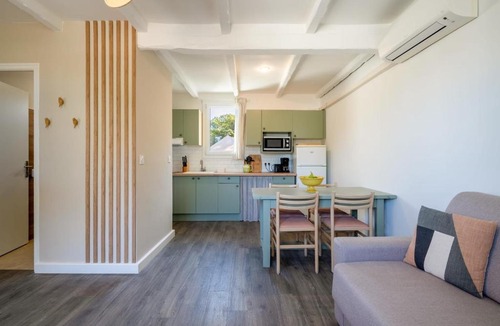 La Roque-sur-Pernes House | Cottage with views in a quiet setting n13
