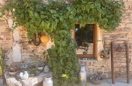 Murinais House | Country House 'Maison Des Trois Chouettes' with Mountain View, Private Terrace and Wi-Fi
