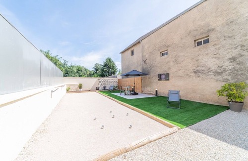 Corgoloin House | Courtyard side: House with terrace and garden