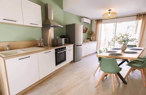 Saint-Paul-Trois-Chateaux Apartment | Cozy duplex - patio - sleeps 6 - historic village