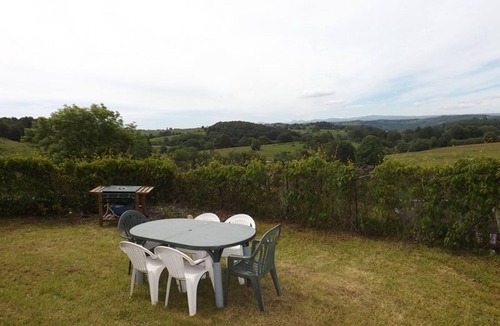 Montboudif Cottage | Cozy house for 4 with garden, fireplace, near Super-Besse