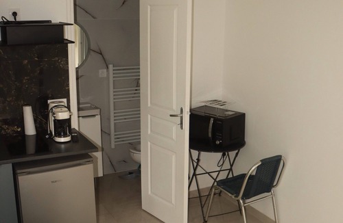 Villeneuve-le-Roi Apartment | Cozy private studio 15 min from Orly Airport & 15 min from Paris (RER C)