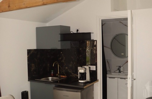 Villeneuve-le-Roi Apartment | Cozy private studio 15 min from Orly Airport & 15 min from Paris (RER C)