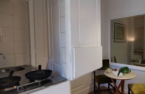 Le Puy-en-Velay Apartment | Cozy Retreat in Puy-en-Velay with Private Courtyard and WIFI