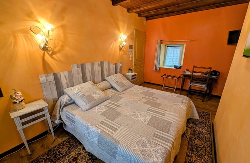 Choye Bed & Breakfast | Cozy room in historic house with park and horse facility