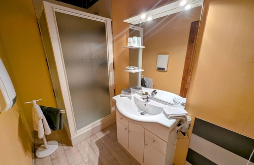Choye Bed & Breakfast | Cozy room in historic house with park and horse facility