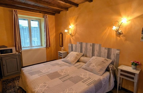 Choye Bed & Breakfast | Cozy room in historic house with park and horse facility