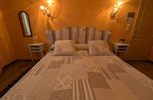Choye Bed & Breakfast | Cozy room in historic house with park and horse facility
