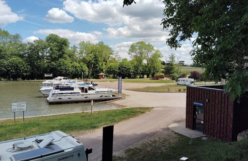 Chatillon en Bazois Boat Rental | Cozy Stationary Boat for 5 Guests