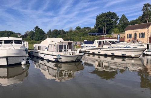 Chatillon en Bazois Boat Rental | Cozy Stationary Boat for 5 Guests