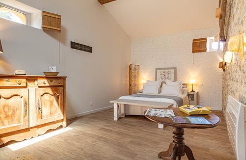 Charols Bed & Breakfast | Crocus Guest Room: Family-Friendly, Air-Conditioned, Countryside, Mountain View