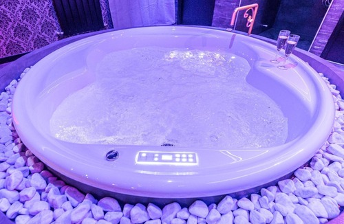 Navenne Apartment | CUPIDON love room: SPA & Sensory shower