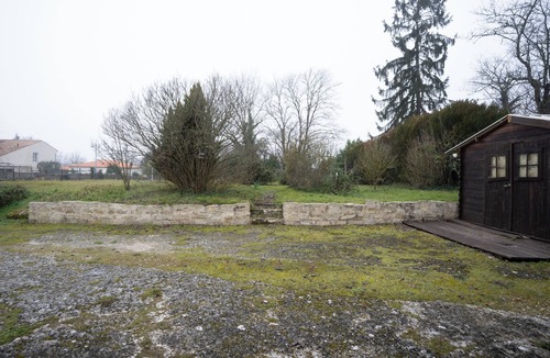 Jonzac House | Cure or vacation a quiet house with a view of the castle