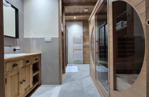 Orchamps-Vennes Bed & Breakfast | DEL VINO bar à vin & guitares Appartement Sauna Terrasse Garage