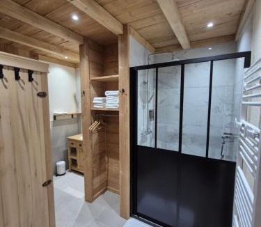 Orchamps-Vennes Bed & Breakfast | DEL VINO bar à vin & guitares Appartement Sauna Terrasse Garage