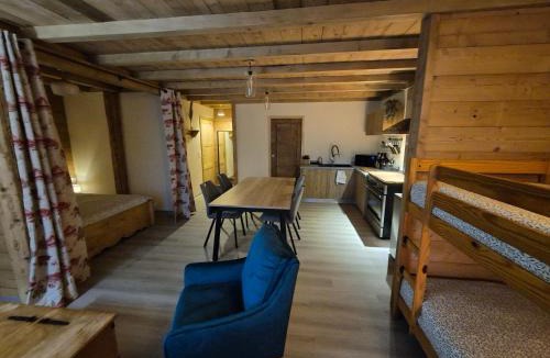 Orchamps-Vennes Bed & Breakfast | DEL VINO bar à vin & guitares Appartement Sauna Terrasse Garage