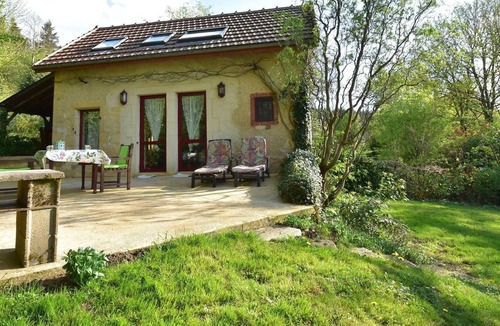 Onlay House | Delightful Holiday Home in Onlay (nievre) with Fenced Garden
