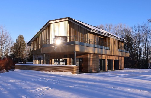 Mournans-Charbonny House | Designer vacation home for 8, private heated indoor pool, Jura