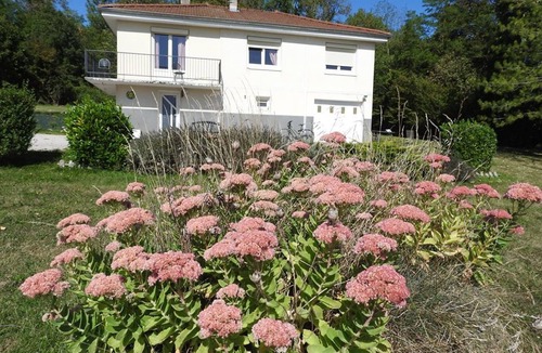 Gy Cottage | Detached house by pond - 3 bedrooms, pets allowed