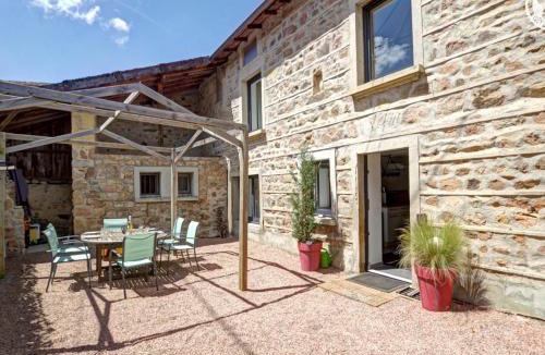 Belmont-de-la-Loire House | Deux gîtes confortables avec cheminée et piscine commune, animaux admis, pour 13 personnes - FR-1-496-140