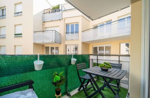 Plateau — Pyramide Apartment | Discover the Cocotier Athisien in Athis-Mons, a booming business located 20 minutes from Paris.