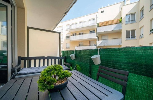Plateau — Pyramide Apartment | Discover the Cocotier Athisien in Athis-Mons, a booming business located 20 minutes from Paris.