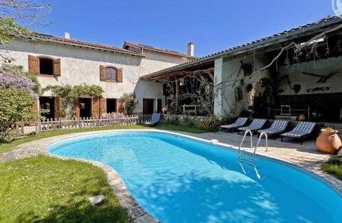 Essertines-en-Donzy House | Domaine de Campagne : Grands Gîtes avec Piscine, Spa, Animaux Bienvenus - FR-1-496-364
