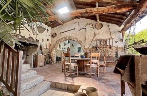 Essertines-en-Donzy House | Domaine de Campagne : Grands Gîtes avec Piscine, Spa, Animaux Bienvenus - FR-1-496-364