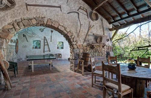 Essertines-en-Donzy House | Domaine de Campagne : Grands Gîtes avec Piscine, Spa, Animaux Bienvenus - FR-1-496-364