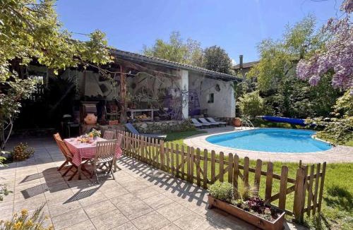 Essertines-en-Donzy House | Domaine de Campagne : Grands Gîtes avec Piscine, Spa, Animaux Bienvenus - FR-1-496-364