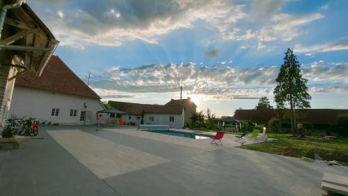 Saint-Symphorien-sur-Saone House | Domaine Ravy-La Camélia