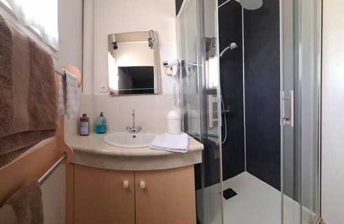 Remoncourt House | Double Room Queen size street view