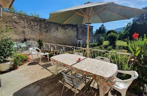 Remoncourt House | Double Room Queen size street view