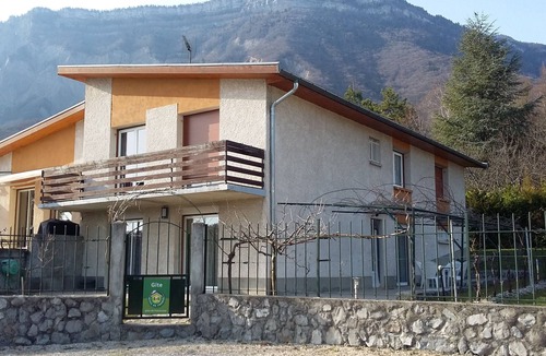 Saint-Ismier Apartment | Dream stay in a single-storey f2 apartment in a residential area