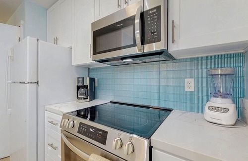 Methamis Condo | Dreamy island gem with free WiFi, shared pool & hot tub, private balcony & more