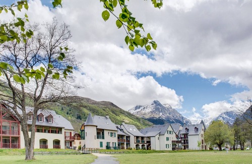 Peyragudes Apartment | Duplex Family Stay for 10, Loudenvielle