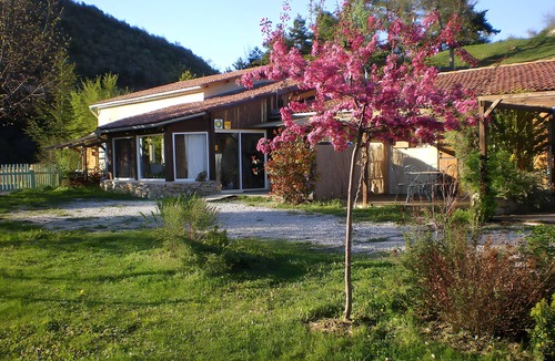 L'Epine Apartment | "Edelweiss" Room with Private Terrace, Shared Garden and Wi-Fi