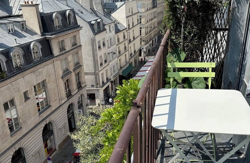 Vivienne Apartment | Elegant suite in the heart of the city with AC, elevator, balcony, and exceptional views