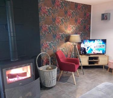 Baresia-sur-l'Ain House | Entre Lacs Et Montagnes , Maison 3 chambres, terrain, lits préparés, parking et ménage inclus, accès autonome possible à toute heure