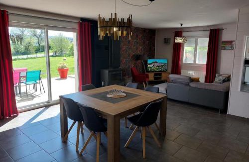 Baresia-sur-l'Ain House | Entre Lacs Et Montagnes , Maison 3 chambres, terrain, lits préparés, parking et ménage inclus, accès autonome possible à toute heure