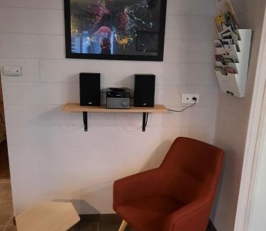 Baresia-sur-l'Ain House | Entre Lacs Et Montagnes , Maison 3 chambres, terrain, lits préparés, parking et ménage inclus, accès autonome possible à toute heure