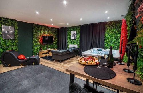 Nozeroy Apartment | Escapade amoureuse - Love Room with private Jacuzzi