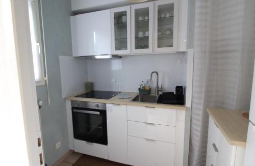 Lons-le-Saunier Apartment | Escapade Jurassienne-Terrasse & Sérénité