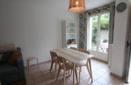 Lons-le-Saunier Apartment | Escapade Jurassienne-Terrasse & Sérénité