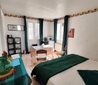 Barret-de-Lioure Bed & Breakfast | Etage privatif au calme - 2 chambres & salle de bains