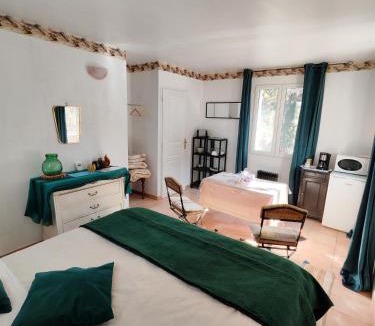 Barret-de-Lioure Bed & Breakfast | Etage privatif au calme - 2 chambres & salle de bains