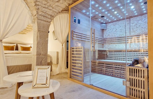 Paroisse Notre-Dame House | Exceptional suite with jacuzzi and private sauna