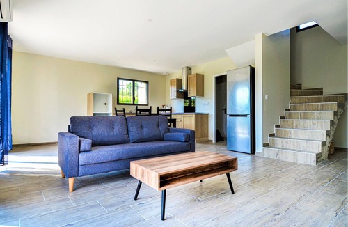 Mormoiron House | Experience a wonderful vacation in this air-conditioned and independent vacation home with private p